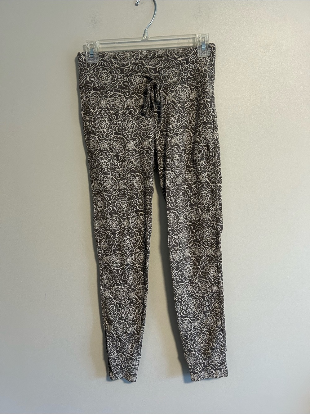 Aerie small grey & white floral print waffle knit lounge pants joggers